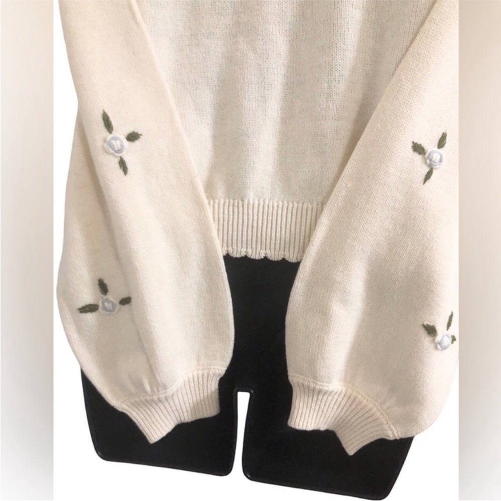 Jessica Simpson Cream blue‎ rosebud embroidered scallop neck sweater size Small - Picture 14 of 15